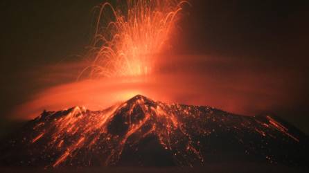 Las autoridades mexicanas elevaron el nivel de alerta para el <b>volcán</b> Popocatépetl (centro), ante una creciente actividad que podría afectar la aviación y a poblaciones incluso alejadas por el lanzamiento de fragmentos.
