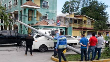 La imprudencia de un conductor de una volqueta estuvo a punto de causar una tragedia mayor este día en la colonia Jardines del Valle, de San Pedro Sula.