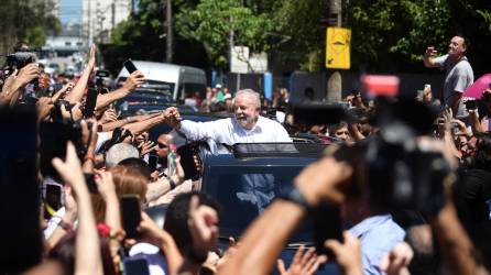 Lula mantiene una leve ventaja sobre Bolsonaro en los últimos sondeos antes de las elecciones de este domingo en Brasil.