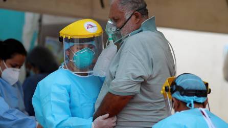 personal de salud recibiendo a pacientes sospechosos de covid-19, en la zona de Triaje La Mayangle donde se detectan y estabilizan pacientes con coronavirus, en Tegucigalpa.
