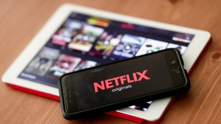 Vista del logo de Netflix en una tableta y teléfono móvil, en una fotografía de archivo.