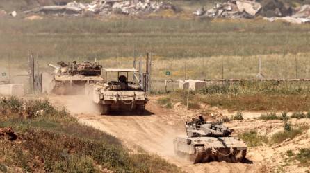 El ejército israelí retiró este domingo a sus tropas del sur de Gaza, al cumplirse seis meses de una devastadora guerra entre <b>Israel</b> y el movimiento islamista palestino Hamás y cuando deben reanudarse las negociaciones para una tregua.
