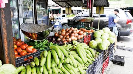 Los vendedores dicen estar listos para suplir la demanda de la temporada en la compra de carnes, las verduras han aumentado en el último mes.