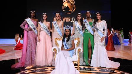 Miss Jamaica Toni-Ann Singh fue coronada como Miss Mundo 2019 en Londres el 14 de diciembre de 2019, aquí rodeada de las finalistas. Este año finalmente entregará la corona a su sucesora.