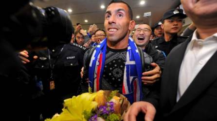 El delantero argentino Carlos Tevez llegó al Aeropuerto Internacional Shanghai Pudong en Shanghai el 19 de enero de 2017. AFP