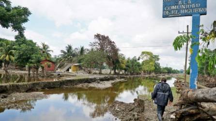 Aún hay agua estancada en varias zonas de Choloma. Fotos José Cantarero.