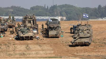 Localización no especificada (Israel). Soldados israelíes y sus vehículos de combate congregados cerca de una localización no especificada cerca de la frontera con la franja de Gaza este sábado.
