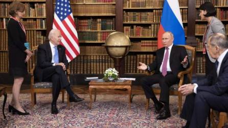 Joe Biden y Vladimir Putin durante la cumbre entre Estados Unidos y Rusia en Ginebra. (EFE/EPA/PETER KLAUNZER)