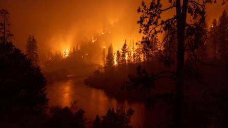 El incendio McKinney, en los límites con Oregon, es el mayor incendio forestal en California en lo que va del año.