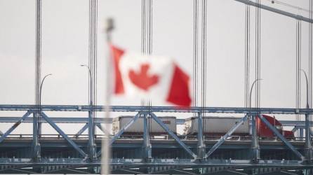 En esta foto de archivo tomada el 14 de febrero de 2022, camiones con remolque cruzan el cruce fronterizo del Puente Ambassador desde Windsor, Ontario, hasta Detroit, Michigan.