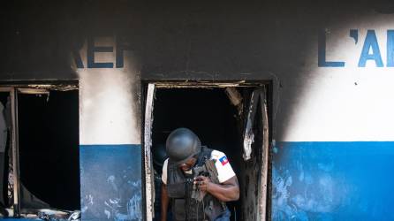 Las pandillas han incendiado varias comisarías de la policía y atacado hospitales, el Palacio Nacional y otros edificios en Puerto Príncipe.