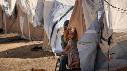 Cientos de palestinos se encuentran refugiados en el sur de Gaza en tiendas de campaña a la espera de alimentos y agua.