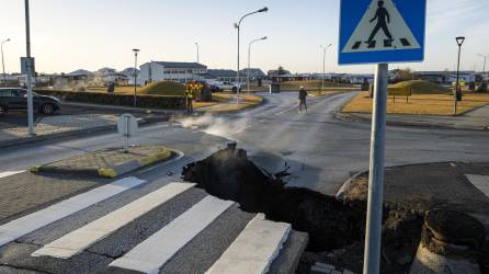 Los sismos dejan grietas en carreteras y edificios de la ciudad de Gindavík.