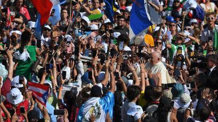 Miles de jóvenes aclaman al Papa Francisco a su llegada a Lisboa.