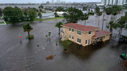 El huracán Nicole, degradado a tormenta tropical tras azotar el sur de Florida este jueves, dejó grandes inundaciones y daños menores en casas e infraestructuras en Daytona Beach, según informaciones de medios locales.