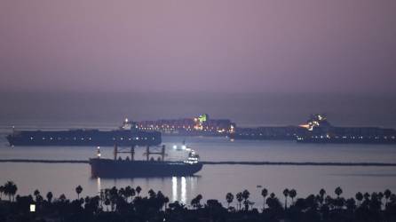 El puerto de Los Ángeles, la mayor terminal de contenedores de Norteamérica, comenzó a trabajar las 24 horas del día desde el jueves luego de que la Casa Blanca intervino para subsanar cuellos de botella que complican el comercio y aumentan los precios.