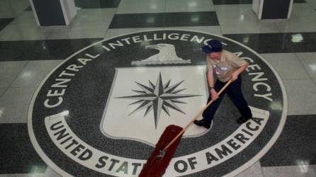 Imagen de archivo que muestra un trabajador de la CIA (Agencia Central de Inteligencia estadounidense) limpiando el piso.