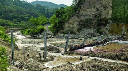 El rompimiento de la barda en el río Las Vacas, Guatemala, provocó que toneladas de basura llegaran a Omoa. Fotos: Juan Diego González y José Velásquez.