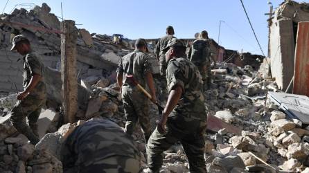 Militares marroquís buscan sobrevivientes en medio de los escombros de edificios derrumbados tras el terremoto en Marruecos.