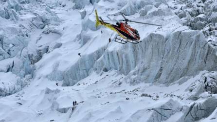 Imagen referencial de un helicóptero sobrevolando una montaña en Nepal.
