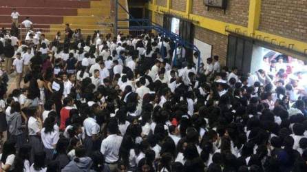 En el gimnasio del Instituto José Trinidad Reyes habían al menos 1,500 estudiantes.