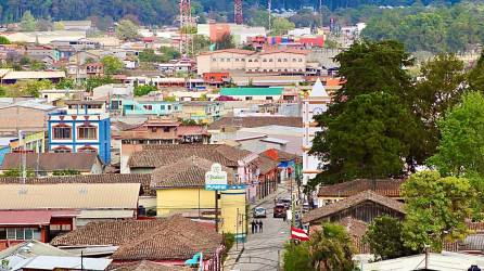 Desde el mirador de la Gruta, se pueden ver las dos ciudades; Intibucá y La Esperanza .