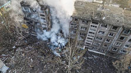 Esta fotografía tomada y publicada por la Policía Nacional de Ucrania el 14 de febrero de 2024 muestra a los rescatistas extinguiendo un incendio en un edificio residencial luego de un ataque con misiles en Selídove, región de Donetsk, en medio de la invasión rusa de Ucrania.