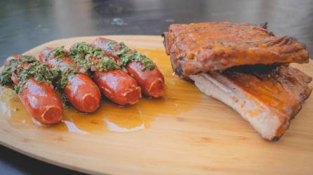 Chorizos ahumados con chimichurri y costillas estilo St. Louis con salsa de mango.