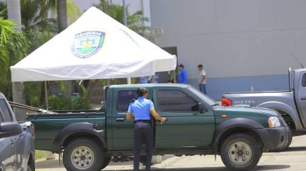 Una agente de la Policía Nacional se traslada en un vehículo sin identificación policial. Foto: M. Valenzuela.