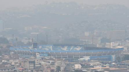 Una densa capa de humo proveniente de los incendios forestales y el ingreso de Polvo Saharaui a Honduras, cubren la capital Tegucigalpa.