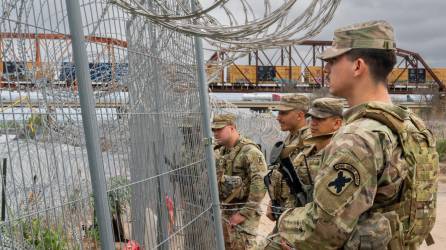 La Guardia Nacional de Texas vigila la frontera en el río Bravo.