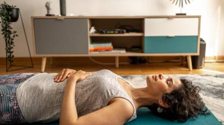 Todos los días acuéstese en el piso y haga ejercicios de respiración.