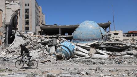 Fotografía de este viernes de los restos de la mezquita de Abu Khadra en el barrio de Remal, después de que fuera destruida por el ejército israelí en octubre de 2023, durante la invasión de la ciudad de Gaza. EFE/ Mohamed Hajjar