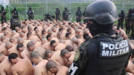 La Policía Militar sometiendo a los reos de una cárcel de máxima seguridad.