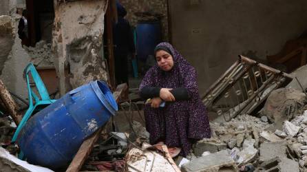 Una mujer palestina contempla los destrozos en su vivienda tras los bombardeos israelíes en Gaza.