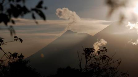 Archivo del volcán de fuego desde el municipio de Alotenango (Guatemala).