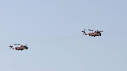 Helicópteros de transporte militar de carga pesada de la Fuerza Aérea de Israel sobrevuelan el desierto del Negev meridional el 14 de abril de 2024.