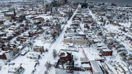 Imagen panorámica de Buffalo, New York. La terrible tormenta invernal que causó la muerte de al menos 50 personas en Estados Unidos el fin de semana de Navidad comienza a dar señales de amainar al tiempo que aparecen historias de familias atrapadas durante días en lo que llaman la “<b>tormenta de nieve</b> del siglo”.