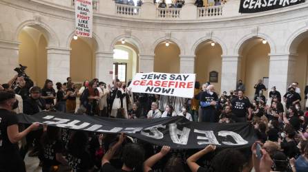 Una protesta dentro y fuera del Capitolio de Estados Unidos reclamó este miércoles el alto el fuego en Gaza y el fin del “genocidio” israelí en Palestina.
