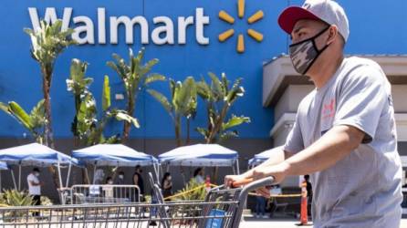 Walmart (WMT), considerado el minorista más grande de Estados Unidos, instituyó medidas similares en algunas de sus tiendas en junio tras las protestas a nivel nacional provocadas por la muerte de George Floyd.