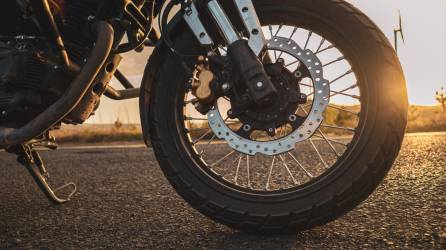 Utiliza los neumáticos que mejor se adapten a la marca y modelo de tu motocicleta.