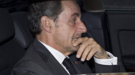 Nicolas Sarkozy abandonando sus oficinas tras anunciar, ayer, su regreso a la política