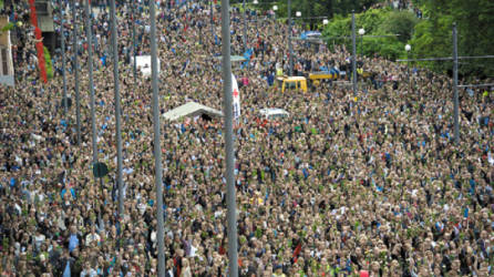 Up to 150,000 people holding flowers in a show of solidarity with the victims of recent attacks in Norway gather for a vigil in Oslo, on July 25, 2011. At least 76 were killed on July 22 in a bombing of government buildings in central Oslo and a series of shootings at a Labour Party youth camp on an island just outside the capital. Central Oslo streets were closed to traffic because of the vigil, which had originally been planned as a 'flower march' but it was decided that people should stay in one place because of the large numbers turning up. AFP PHOTO / ODD ANDERSEN