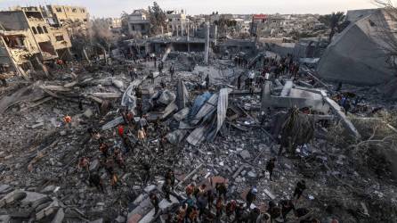 Restos de una mezquita destruida por un ataque aéreo israelí en Rafah, en el sur de Gaza, el 24 de enero.