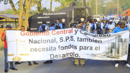 Desde muy temprano este viernes, pobladores del sector Los Cármenes, de San Pedro Sula, iniciaron una nutrida manifestación.