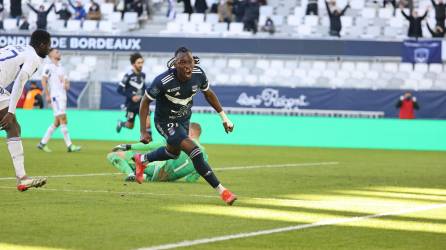 Alberth Elis gritando el gol que marcó en el duelo donde el Bordeaux se enfrenta al Racing de Estrasburgo.