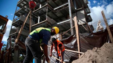 Empleo. El sector de la construcción es uno de los que más fuentes de empleo crea en el país cada año. Fotos: Andro Rodríguez