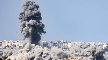 Una fotografía tomada desde la ciudad de Sderot, en el sur de Israel, el 20 de octubre de 2023, muestra humo ascendiendo sobre el norte de la Franja de Gaza luego de un ataque israelí, en medio de las batallas en curso entre Israel y el grupo palestino Hamás.