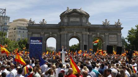 El líder del PP Alberto Nuñez Feijóo, interviene en la manifestación contra Pedro Sánchez y la ley de amnistía convocada por el PP, este domingo en la Puerta de Alcalá en Madrid.