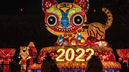 La gente ve una exhibición de linternas antes del año nuevo 2022 en Yantai, en la provincia oriental de Shandong.
